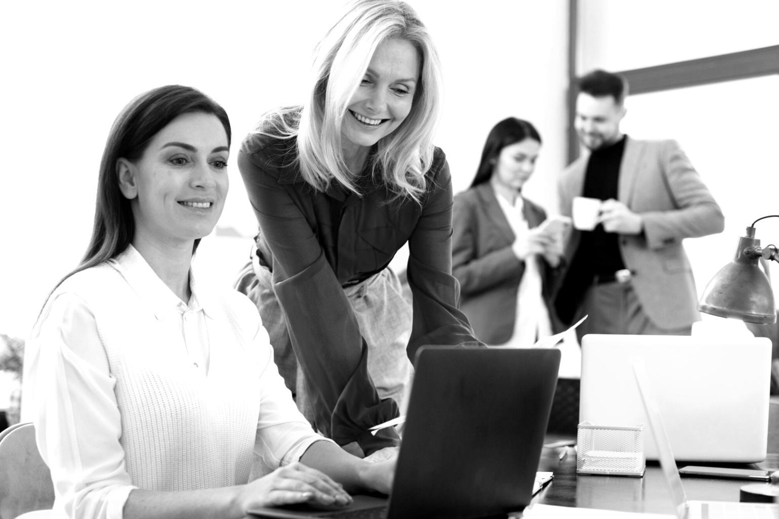 Consultor financeiro analisando documentos de reforma com cliente